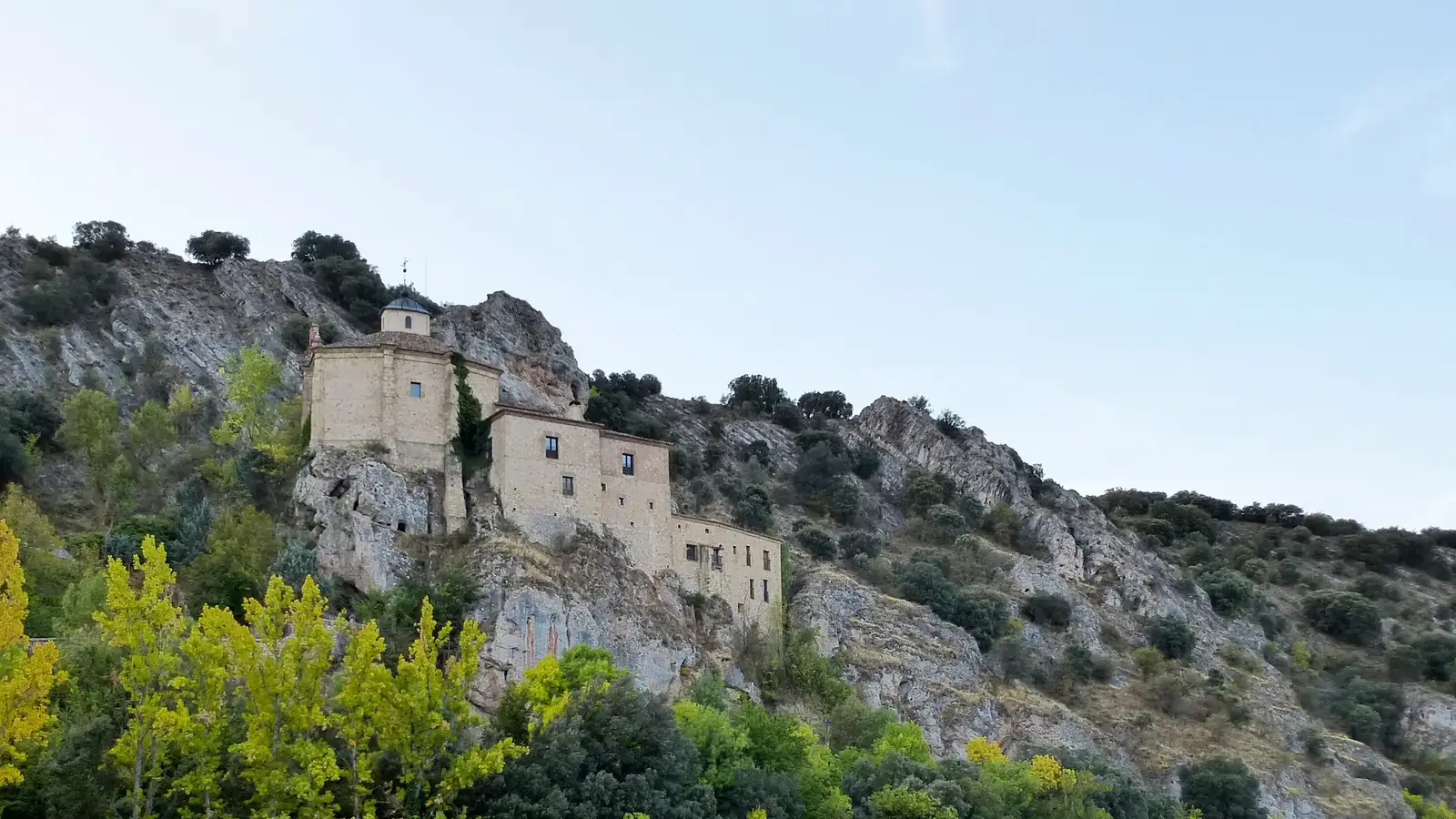 Ermita de San Saturio sobre el río Duero en Soria — Mudanzas La Seda Soria, empresa de mudanzas en Castilla y León